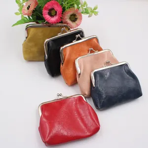 Macro-opname van zes kleurrijke vintage PU-leren portemonnees met beugelsluiting