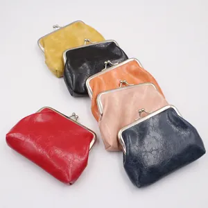 Detail van vintage kunstlederen portemonnees met metalen sluiting in zes diverse kleuren