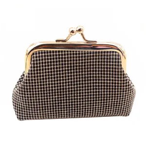 Detail van vintage portemonnee met zwart-wit geruit patroon en gouden sluiting