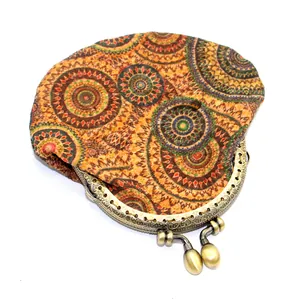 Vue détaillée du porte-monnaie vintage en liège avec motif mandala et fermoir rétro