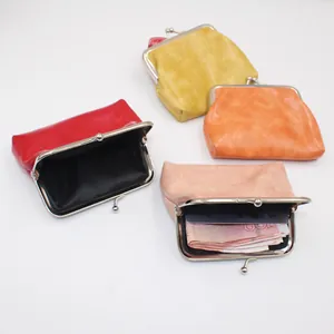Detail van vier vintage PU-leren portemonnees met metalen sluiting voor geld en kaarten