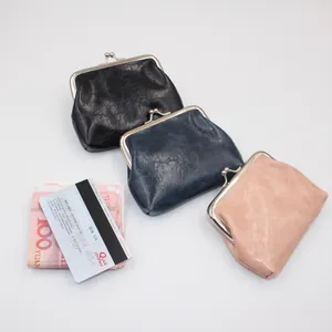 Detailweergave van retro PU-lederen portemonnees met compact formaat voor contant geld
