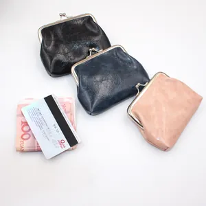 Drie retro PU-leren portemonnees met metalen kliksluiting in zwart, blauw en roze kleuren