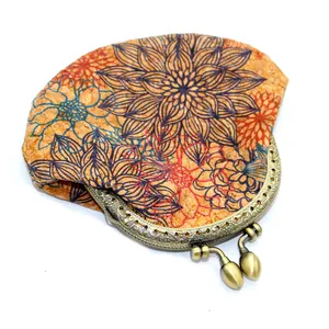 Détail d'un porte-monnaie en liège avec imprimé mandala et fermoir en métal vintage