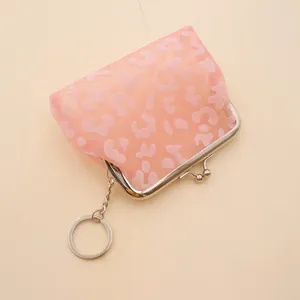 Mini portamonete in mesh leopardata rosa con chiusura a scatto e gancio portachiavi