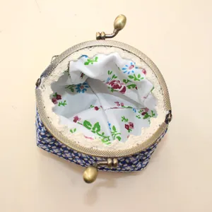 Binnenzicht van een retro portemonnee van 10,5 cm met blauwe ruitjesstof en bloemenvoering