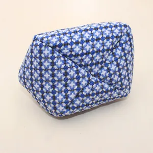 Vintage 10,5cm schelptas met beugelsluiting en blauw-wit geweven geometrisch patroon