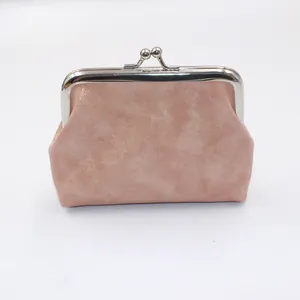 Detail van roze retro PU-lederen muntportemonnee met een zilveren metalen sluiting