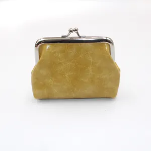 Detail van de mosterdgele oliewas lederen portemonnee met vintage zilveren sluiting