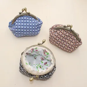 Detail van vintage stoffen portemonnees met ruitpatroon en bloemenvoering