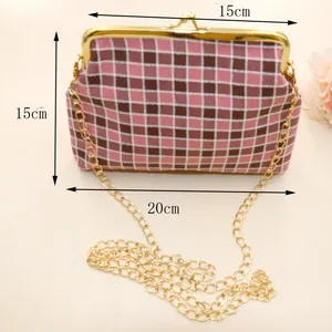 Roze en bruine geblokte tas van 20cm bij 15cm met metalen sluiting en gouden kettingriem
