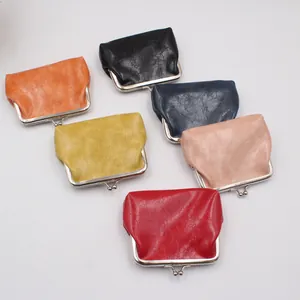 Close-up van vintage PU-lederen portemonnees met metalen sluiting in diverse kleuren