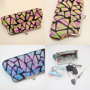 Detailansicht der Pailletten-Clutch mit Metallverschluss und Blumen-Innenfutter