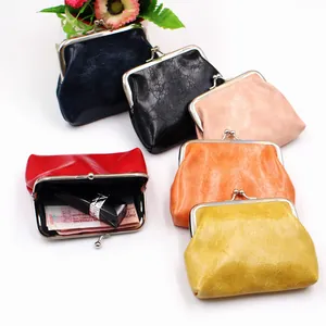 Detail van vintage PU-leren portemonnees in verschillende kleuren met metalen sluiting