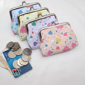 Vue détaillée de quatre porte-monnaie en cuir PU colorés avec motifs de cœur et fermoir