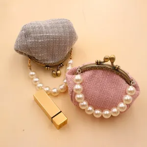 Detail van tweed stof textuur en parelhandvaten op vintage tassen met sluiting
