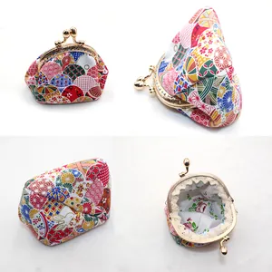 Detailweergave van handgemaakte katoenen portemonnee met Japanse bloemenprint en sluiting
