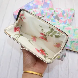 Vintage PU-leren portemonnee met metalen kliksluiting en kleurrijke geometrische patronen