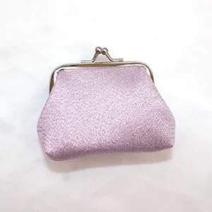 Détail du mini porte-monnaie rose pailleté avec fermoir à baiser en métal argenté