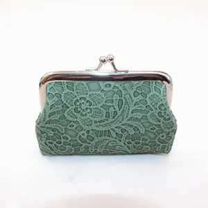 Detail van retro groene kanten portemonnee met klassieke zilveren metalen sluiting