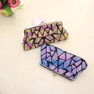 Funkelnde Clutch-Taschen mit geometrischen Pailletten und Metallverschluss in Rosa und Blau