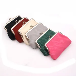 Retro portemonnees met kliksluiting in zes fluwelen kleuren zoals groen, rood en zwart