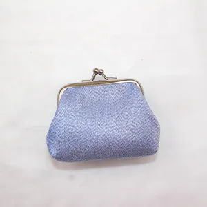 Détail du mini porte-monnaie à paillettes avec fermoir rétro en métal argenté