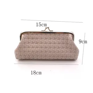 Detail van de 18 cm geweven PU-lederen clutch met vintage kliksluiting en afmetingen