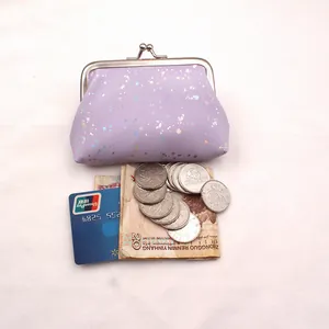 Lavendelkleurige portemonnee met sterrenpatroon en retro sluiting toont de binnenkant
