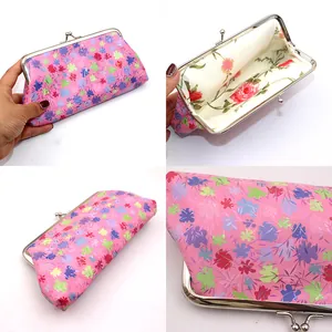 Dettagli della borsa vintage in pelle PU floreale con chiusura metallica e fodera a rose