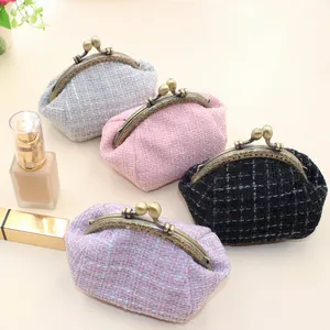 Set van vier tweed portemonnees in grijs, roze, zwart en paars met metalen kliksluiting