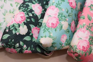 Detailansicht der glitzernden Rosenmuster-Taschen in Rosa, Blau, Schwarz und Weiß