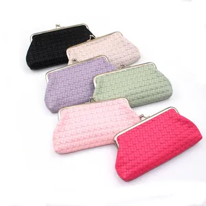 Gedetailleerde weergave van geweven PU-lederen clutches in zes kleuren met metalen frame