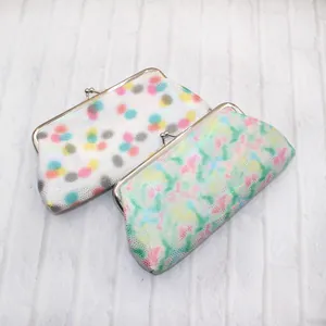 Detail van vintage glitter portemonnees met knipsluiting en kleurrijke patronen
