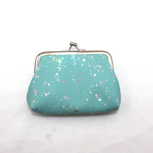 Detail van mintgroene munttas met clipsluiting en sprankelende iriserende glitters