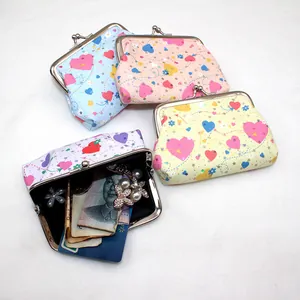 Porte-monnaie rétro en cuir PU à fermoir baiser en quatre coloris à motifs cœurs