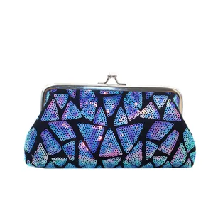 Makroaufnahme der geometrischen Pailletten-Muster auf der trapezförmigen Abendtasche