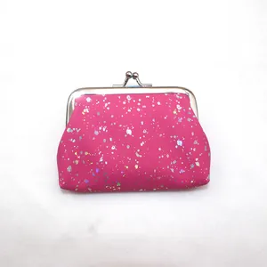 Detail van rozerode portemonnee met glittersterren en zilverkleurige metalen knipsluiting