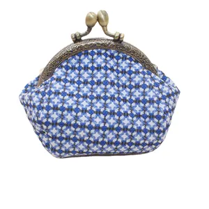 Vintage knipsluiting tasje van 10,5cm met blauw geometrisch weefpatroon en bronzen sluiting
