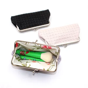 Detail van geweven PU-leren clutches met metalen sluiting en een bloemenvoering