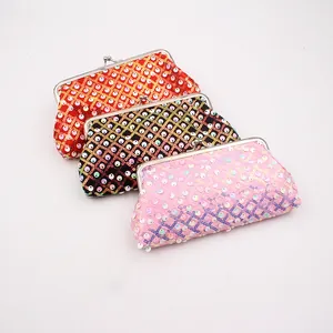 Drie pailletten clutches met metalen bolsluiting in rood, multicolor en roze kleur