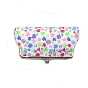 Dettaglio mini pochette in pelle PU a fiori con chiusura a scatto in metallo argento