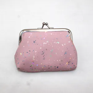 Detailweergave van de roze glitterportemonnee met fonkelende laserafwerking en metalen sluiting