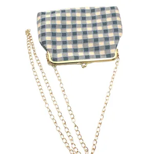 Mini geruite stoffen crossbodytas met gouden clipsluiting en metalen ketting