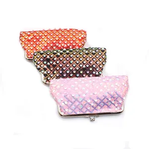 Macro detail van paillettenpatroon op drie clutches in rood, zwart en roze met sluiting