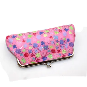 Dettaglio borsa rosa in pelle PU con stampe di foglie e chiusura vintage in metallo