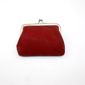 Detail van rood fluwelen PU-tasje met klassieke zilverkleurige metalen beugelsluiting
