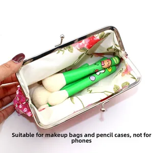 Dettaglio della trousse in paillettes con fodera floreale e chiusura a scatto