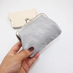 Retro fluwelen clutch tas met metalen sluiting in zilvergrijs en beige kleuren