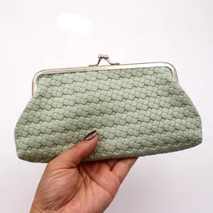 Detail van lichtgroene PU geweven clutch tas met kruislingse textuur en zilveren clipsluiting